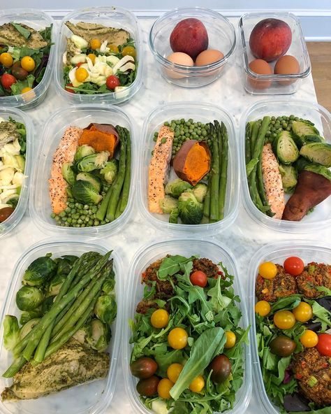 Need some meal-prep inspo? Look no further than actress Emmy Rossum, who recently prepared a week's worth of food for the Whole30 diet plan. Her photographed Tupperware included healthy proteins like chicken and salmon, plus of slew of vegetables, and satisfying fruit and eggs for. Paleo Pesto, Salmon Meal Prep, Salmon Baked, Whole30 Meal Prep, Whole 30 Diet, Emmy Rossum, Oven Chicken, Low Carb Vegetables, Chicken Meal Prep