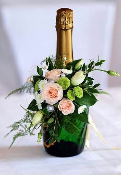 Quinceañera Unique Decoration Ideas, Floral Centrepiece, Money Gifts, Diy Arrangements, Unique Decoration, Bottle Gift, Wedding Event Planner, Deco Floral, Wine Bottle Crafts