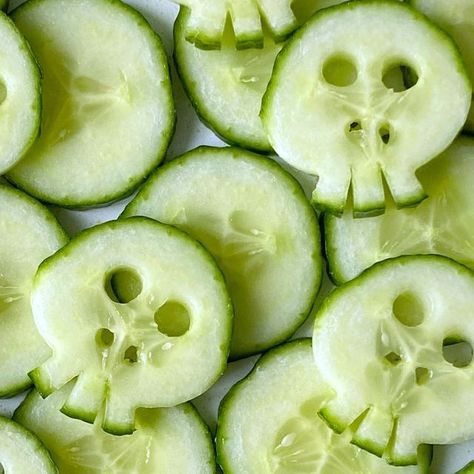 Halloween Cucumber Sandwiches, Skull Cucumbers, Halloween Cucumber Ideas, Cucumber Skulls, Halloween Ice Cubes, Halloween Cucumber, Cucumber Halloween, Halloween Kalas, Halloween Veggie Tray