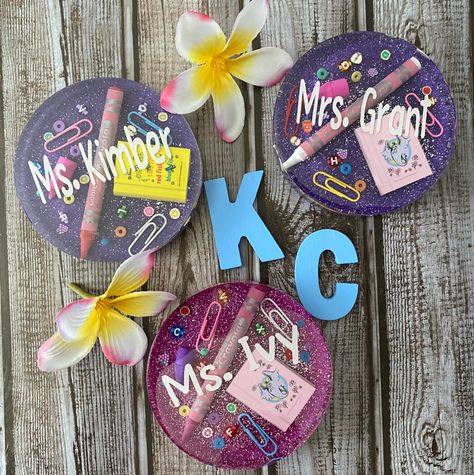 Thick resin coaster with crayon, confetti  and other school supplies encased. Personalized with the name of your child’s teacher. Teachers Assistant, Teacher Coaster, Teacher Craft, Bowling Party, Diy Teacher Gifts, Handmade Coasters, Teacher Name, Hard Work And Dedication, School Colors