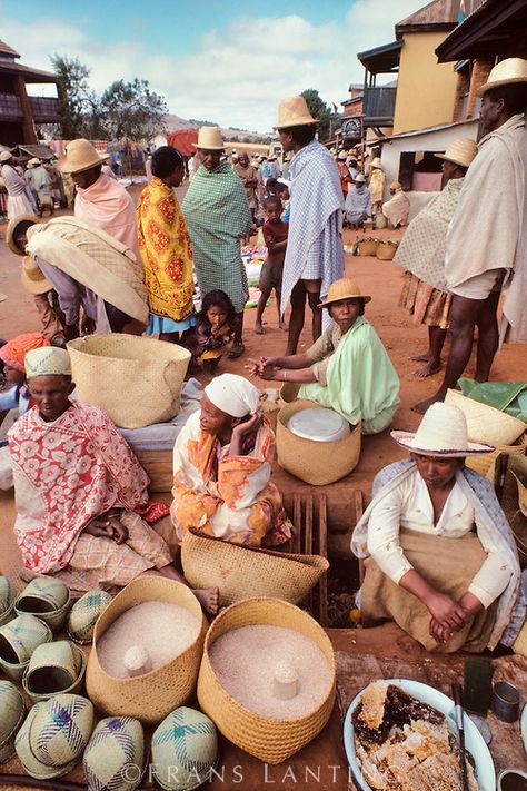 Madagascar Culture, Frans Lanting, Market Scene, Traditional Market, Out Of Africa, People Of The World, World Cultures, Africa Travel, Places Around The World