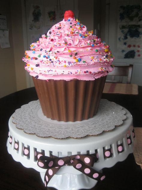 giant cupcake Giant Cupcake Recipes, Huge Cupcake, Giant Cupcake Mould, Large Cupcake Cakes, Cupcake Smash Cakes, Giant Cupcake Cakes, Big Cupcake, Birthday Dessert, Lovely Cake