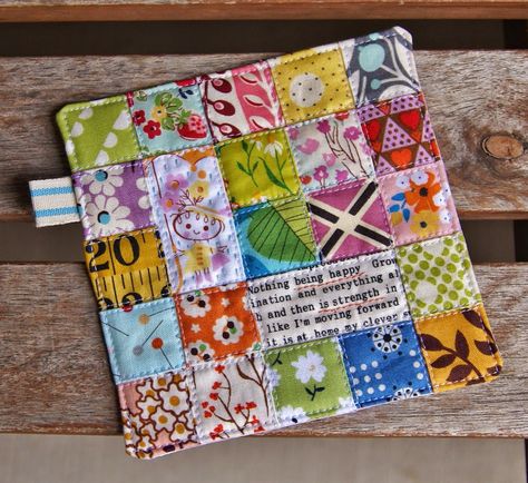 Scarp Fabric Projects, Fabric Coaster Ideas, Patchwork Coasters, Quilted Coasters, Mug Rug Patterns, Scrap Fabric Crafts, Scrap Fabric Projects, Fabric Coasters, Small Sewing Projects