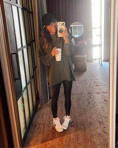 La Outfit Ideas Fall, Work Comfy Outfit, La Winter Outfits Casual, Fall Outfits 2023 Leggings, Cool Mama Style, Aerie Outfits Fall, Oversized Fall Outfits, Trendy Outfits Winter Chic, Midsize Athleisure Outfits