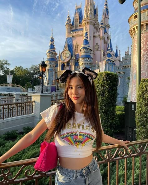 disney world, disney castle Disney Instagram Pictures, Disney Poses, Disneyland Photography, Disney Outfits Women, Wanna Recreate, Got A Job, Theme Park Outfits, Disneyland Photos, Cute Disney Outfits