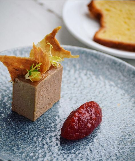 Chicken liver parfait, PX jelly, quince chutney, crispy chicken skin, chicken fat brioche Fine Dining Starters, Chicken Liver Parfait, Fine Dining Appetizers, Crispy Chicken Skin, Gourmet Chicken, Canapes Recipes, Gourmet Appetizers, Chicken Menu, Chicken Liver Pate