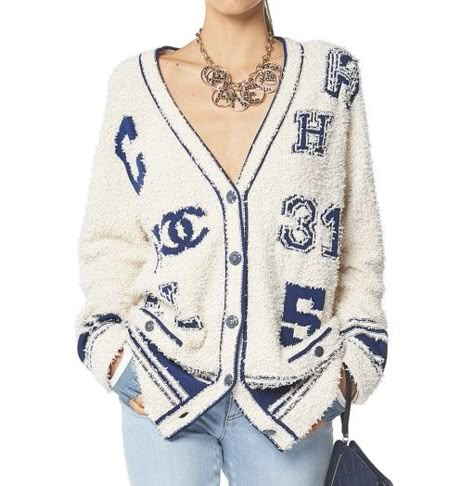 Chanel Sweater Dress, Chanel Cardigan, Estilo Madison Beer, Chanel Sweater, Chanel White, Mode Zara, Chanel Outfit, Varsity Style, Chanel Vintage