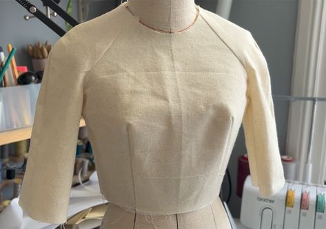 Today I'm showing you how to sew raglan sleeves using the raglan sleeve pattern that we drafted in a previous tutorial. When most people think about sewing the raglan sleeve they usually consider it from Pattern Making Tutorial, Raglan Sleeve Pattern, Binding Tutorial, Sewing Elastic, Jumpsuit Pattern, Sustainable Fashion Brands, Jeans Diy, Muslin Fabric, Sleeve Pattern