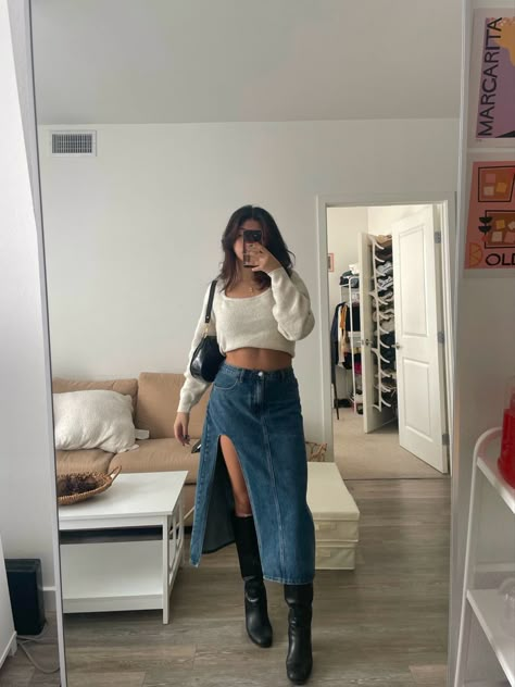 Long Denim Skirt Outfit Fall, Long Denim Skirt Outfit Street Styles, Denim Skirt Outfit Aesthetic, Long Denim Skirt Outfits, Denim Skirt Outfit Fall, Long Jean Skirt Outfits, Skirt Outfits For Women, Winter Maxi Skirt Outfit, Long Boots Outfit