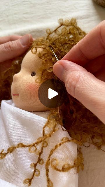 Doll Hair Tutorial, Rag Doll Hair, Diy Doll Hair, Cloth Dolls, Doll Hair, Felt Dolls, Doll Crafts, Fabric Dolls, Rag Doll