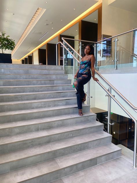 Balcony Poses, Staircase Poses, Dress Shoot Ideas, Pictures On Stairs, Stairs Poses, Stairs Pictures, Restaurant Poses, Vacay Poses, Baddie Pictures