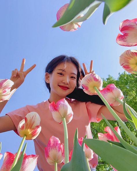 Tulip Photo, Picnic Photo Shoot, Ootd Poses, Summer Picture Poses, Best Poses For Photography, Photo Recreation, Cute Sketches, Travel Pictures Poses, Tulip Fields