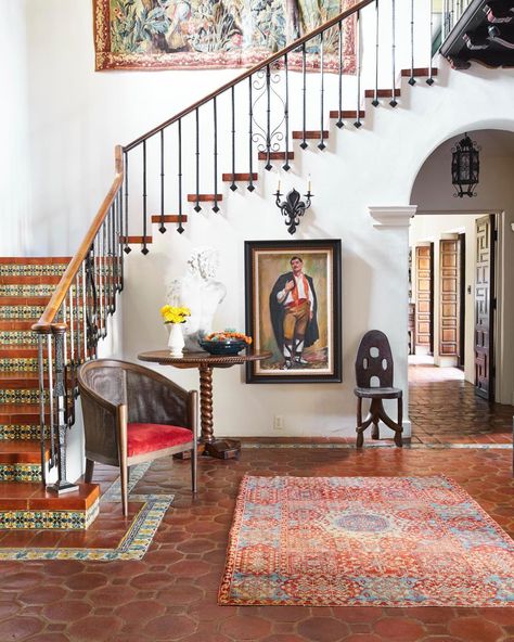 Traditional Home on Instagram: “@madegoods founders Chris DeWitt and Oscar Yague do tight by a historic Spanish Colonial home with a respectful renovation. See it in our…” Pattern Stair Runner, Mexican Home Interior, Spanish Cottage, Spanish Homes, Calm Room, Spanish Colonial Homes, Mexican Hacienda, Foyer Ideas, Mexico House