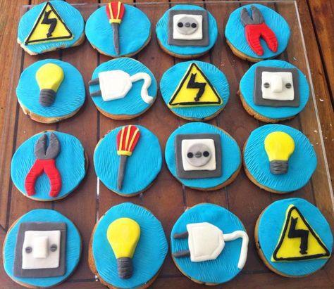 Muffins Decoration, Community Helpers Preschool Activities, Sugar Cookie Recipe Easy, Christmas Cookies Gift, Cake Central, Cupcake Icing, Tool Cake, Boy Birthday Cake, Cookie Gifts