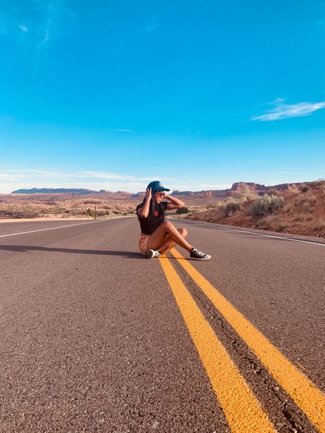 Middle Of Road Photoshoot, Road Photography Poses Women, Country Road Photoshoot, Gravel Road Photoshoot, Road Pictures Ideas Photo Shoot, Middle Of The Road Photoshoot, Road Photoshoot, San Peter, Road Pics