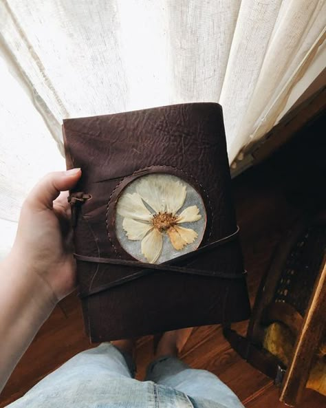 Kaia Bakken on Instagram: "First book for the shop update! I’ll have a few resin, a few leather, and some wall art for you all - hopefully by the end of the month?! Life with four babes in four years is no joke. 👌🏼 #dustlingandhart" Earth Style Root, Journal Notion, Photo Book Ideas, Earth Style, Leather Book Covers, Nature Elements, Diary Covers, Leather Journal Cover, Natural Essence