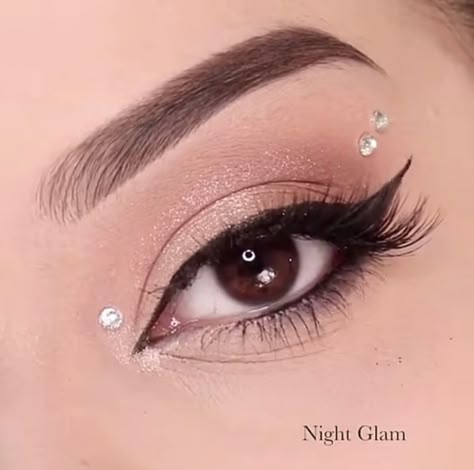 Cute Simple Rhinestone Makeup, Simple Rhinestone Makeup Prom, Simple Diamond Makeup, Makeup Rhinestones Simple, Jewels Eye Makeup, Hoco Makeup With Gems, Simple Jewel Makeup, Jewel Makeup Rhinestones Simple, Gem Makeup Looks Simple