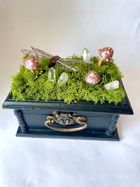 "Store jewelry or other small treasures inside. decorative wood access on the front. Moss, mushrooms, crystals and dragonfly on top of box.  painted natural wood box. inside has a shelf with magical miniature decorations. Size 5.25\" x 3.12\" x 2.5\"" Spell Box Diy, Decorating Wooden Boxes, Small Boxes Crafts, Crystal Box Ideas, Trinket Boxes Diy, Upcycled Jewelry Box Diy, How To Make Miniature Things, Wood Box Painting Ideas, Mythical Decor