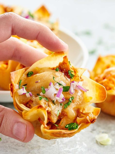 Chicken Wonton Cups made two ways. Wonton cups are filled with a spicy buffalo, blue cheese filling or a sweet BBQ, jack cheese filling and baked to golden perfection! showmetheyummy.com #wontoncups #buffalochicken Chicken Wonton Cups, Wonton Appetizers, Super Bowl Food Easy, Wonton Wrapper Recipes, Easy Super Bowl, Finger Food Recipes, Chicken Wontons, Wonton Cups, Wonton Recipes