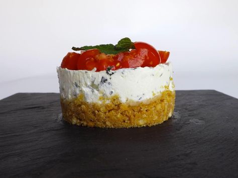 cheesecake salata senza cottura, piatto fresco e leggero Cheese Sauce For Steak, Cheesecake Salata, Cheese Appetizers Easy, Party Canapes, Cheese Cracker Recipe, Fondue Recipes Cheese, Brie Appetizer, Cheesecake Mini, Fondue Recipes