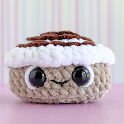 Cinnamon Roll Crochet, Crochet Cinnamon Roll, Crochet Plushies, Crochet Mandala Pattern, Fun Crochet, Crochet Inspo, Fun Crochet Projects, Crochet Mandala, No Sew