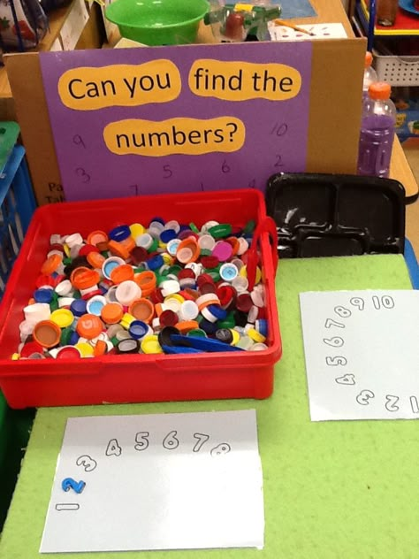 numeral match sensory bin with collected lids-Sharon Wachsmann Numeracy Corner, Preschool Numbers, Pre K Math, Numbers Preschool, Sensory Table, Prek Math, Math Numbers, Math Stations, Number Recognition