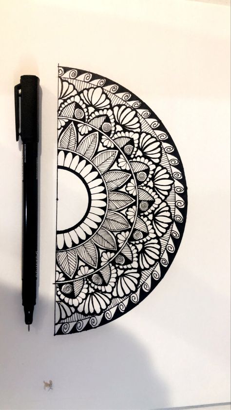 Circle Mandala Design, Paper Doodles, Circular Painting, Drawing Mandalas, Mandala Arts, Zen Circle, Diy Mandala, Mandala Ideas, Evil Eye Tattoo