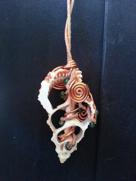 Snail Jewellery, Plastic Bead Crafts, Seashell Jewelry Diy, Sea Jewelry, Shell Crafts Diy, Sea Snail, Wire Jewelry Designs, Seashell Jewelry, Diy Wire Jewelry