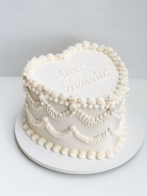 Wedding Cake Heart, Wedding Cakes One Tier, Heart Shaped Wedding Cakes, Cake Elegant, Cake Heart, Wedding Cake Pearls, Heart Shaped Cake, Groom Style Wedding, Heart Wedding Cakes