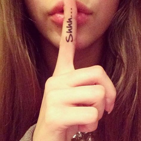 Shhhh... Shh Tattoo Finger, Shhh Tattoo, Finger Meaning, Rihanna Tattoo, Belly Button Rings Dangle, Tattoo Removal Cost, Wet Lips, Muster Tattoos, Laser Tattoo