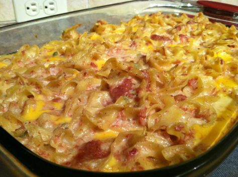 corned beef casserole just like I make it, except I double this, & use Velveeta, and crushed Lay's potato chips on top.:) Beef And Noodles Casserole, Corn Beef Casserole, Corned Beef Hash Casserole, Corned Beef Casserole, Canned Corned Beef Recipe, Bully Beef, Corn Beef Hash, Corned Beef Recipe, Pasta Main Dishes