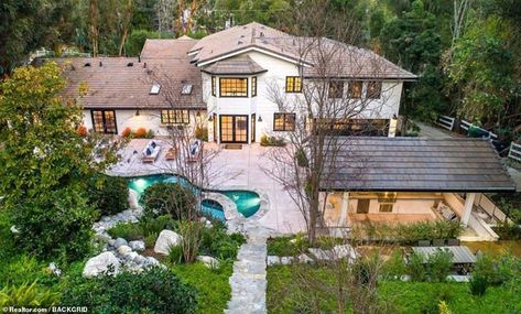 Miley Cyrus has splashed out $4.95 million for a six-bedroom home making her the latest me... Miley Cyrus Home, Miley Cyrus House, Property Flipping, Oak Floorboards, Horse Facility, House Flippers, Hidden Hills, Hollywood Homes, Traditional Houses