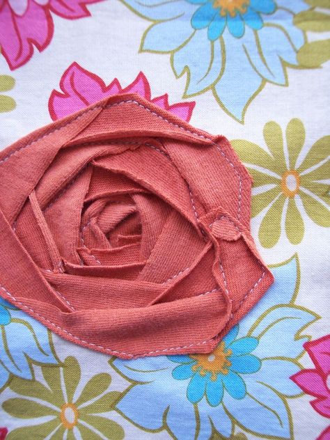 Trendy Sewing, Costura Diy, Beginner Sewing Projects Easy, Fabric Roses, Sewing Projects For Beginners, Sewing For Beginners, Sewing Techniques, Flower Crafts, Sewing Inspiration