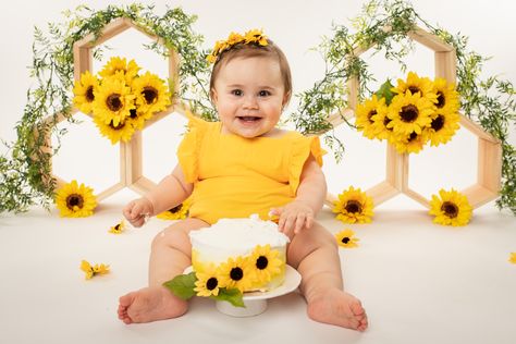 First birthday cake smash with a sunflower theme! Bee Cake Smash Photoshoot, Sunflower Birthday Parties, Baby Photography Poses, Cake Smash Inspiration, Donut Birthday Parties, 1st Birthday Photoshoot, One Year Birthday, Baby Boy Photography, Baby Girl 1st Birthday