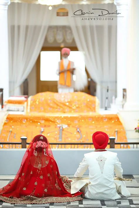 Gurudwara Wedding Photography, Punjabi Wedding Photoshoot, Punjabi Wedding Photography, Gurudwara Wedding, Sikh Wedding Photography, Marriage Pictures, Punjabi Wedding Couple, Culture Center, Anand Karaj