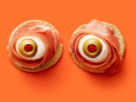 Antipasto eyeballs from Food Network Magazine Antipasto Eyeballs, Halloween Fingerfood, Scary Halloween Food, Stuffed Olives, Halloween Pizza, Spooky Halloween Food, Mozzarella Balls, Halloween Food Appetizers, Halloween Tricks