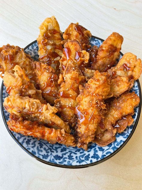 A super crispy fried bananas recipe that has a crispy sesame and coconut batter and is drizzled in a caramelized sugar glaze! Easy Asian Recipes Healthy, Fried Bananas Recipe, Asian Recipes Beef, Asian Chicken Recipes Easy, Easy Asian Noodle Recipes, Bananas Recipe, Banana Recipe, Recipes Using Bananas, Banana Toast