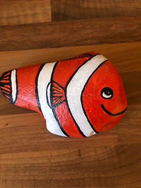 Nemo Rock Painting, Fish Painted Rocks Ideas, Crab Painted Rock, Nemo Painted Rock, Clown Fish Rock Painting, Fishing Rocks Painted Stones, Rock Hunting, Clown Fish, Funny Faces