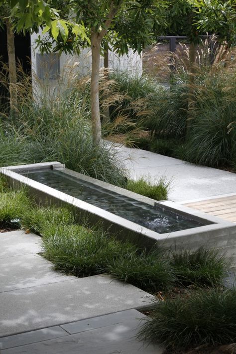 Water Moderne Have, Modern Garden Design, Family Garden, Water Features In The Garden, Garden Fountain, Pacific Palisades, Landscaping Tips, Water Feature, Modern Landscaping