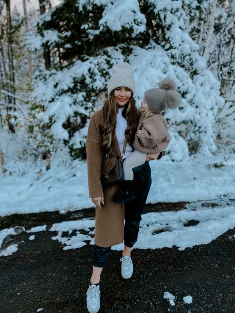 Toddler Winter Outfits Girl, Winter In London Outfits, Toddler Girl Winter Outfits, Toddler Snow Outfit, Girls Winter Outfits Kids, Toddler Winter Fashion, Jogger Outfits, Fall Toddler Outfits, Baby Girl Style