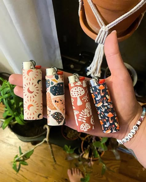 Painting Lighters Diy, Diy Lighter Painting, Painted Lighter Aesthetic, Cool Lighter Aesthetic, Lighter Paintings, Painted Lighters, Lighter Paintings Ideas, Diy Decorate Lighter, Lighter Art