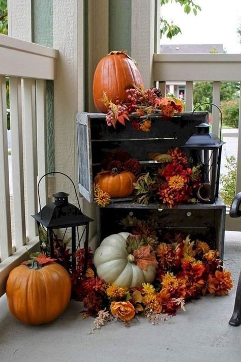 Small Porch Decorating, Fall Yard, Fall Front Porch Decor Ideas, Outside Fall Decor, Porch Decorations, Festa Harry Potter, Fall Front Porch Decor, Dekor Diy, Fall Thanksgiving Decor