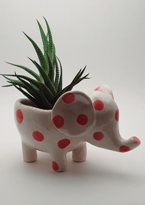 Clay Animal Pots, Ceramic Animal Pots, Ceramic Animal Planter, Pottery Ideas Animals, Pinch Pot Planter Ideas, Animal Pinch Pot Ideas, Pinch Pot Animals Ceramics, Pinch Pot Animal, Animal Pottery Ideas