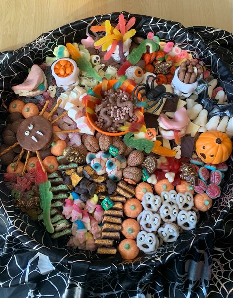 Halloween sweets, candy and chocolate dessert board platter. Halloween Party Platter, Halloween Charcuterie Boards, Sweet Platter, Boards Party, Halloween Party Food Ideas, Best Halloween Party, Charcuterie Party, Halloween Charcuterie, Halloween Party Food