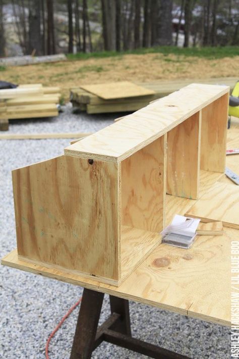 Nesting Boxes Ideas, Coop Nesting Boxes, Chicken Coop Nesting Boxes, Urban Chicken Farming, Easy Chicken Coop, Boxes Ideas, Portable Chicken Coop, Chicken Nesting Boxes, Diy Chicken Coop Plans