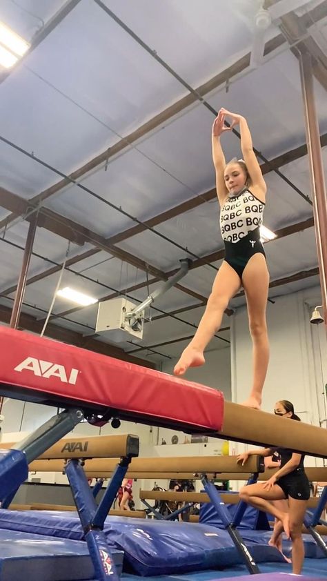 Beam Gymnastics, Beam Queen, Gymnastics Stunts, Gymnastics Balance Beam, Gymnastics Beam, Volleyball Photography, Tumbling Gymnastics, Gymnastics Tricks, Gymnastics Flexibility