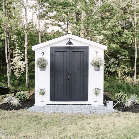 Lauren Elizabeth | HouseOfHire on Instagram: “I am so excited to share the reveal of our modern farmhouse shed today!! If you followed along in stories you saw me transforming this shed…” Modern Farmhouse Shed, White Garden Shed, Farmhouse Shed, Kylie House, Backyard Cozy, Zen Trädgård, White Shed, Black And White Garden, Farmhouse Sheds