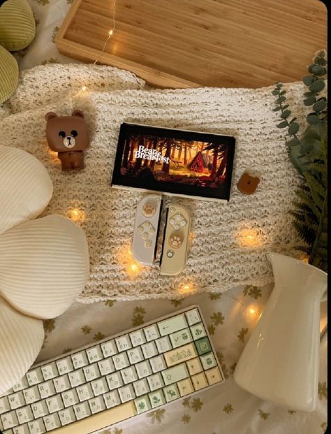 Brown Setup Gaming, Cosy Gaming, Fancy Keyboard, Gaming Pictures, Aesthetic Gaming, Cozy Gamer, Game Setup, Textured Quilt, Best Gaming Setup