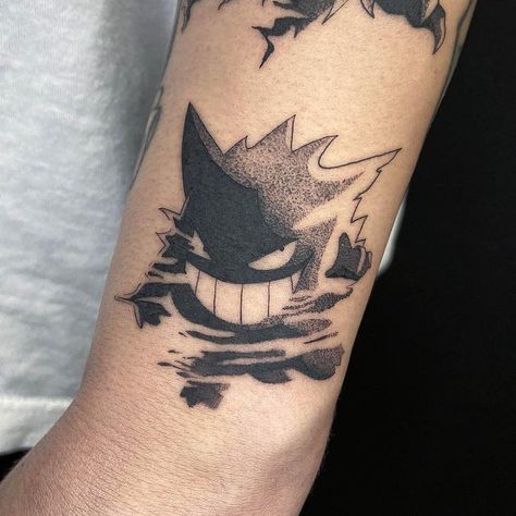 Pokemon Tattoos Men, Pokemon Tattoo Gengar, Batman Tatoos Ideas, Pokémon Tattoo Ideas, Gengar Tattoo Design, Pokemon Tattoo Ideas, Snorlax Tattoo, Gengar Tattoo, Hammer Tattoo