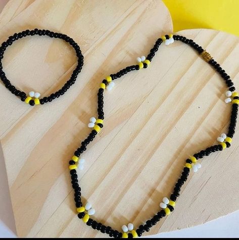 Portacubrebocas Aesthetic, Beads Ideas Aesthetic, Ideas Collares Bolitas, Chockers Diy, Bead Bracelet Ideas Aesthetic, Collares Aesthetic Diy, Ideas De Collares Aesthetic, Biser Handmade, Mostacillas Ideas